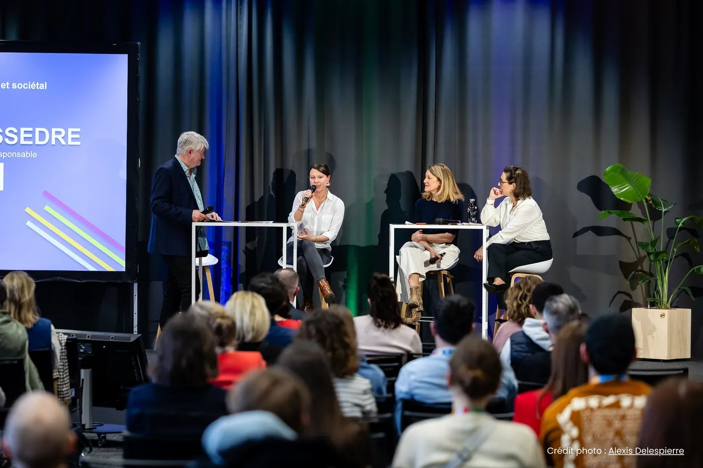 Table ronde sur scène devant un public assis