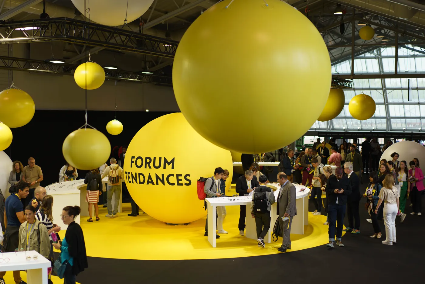 Stand « Forum Tendances » et ballons jaunes sur un salon professionnel