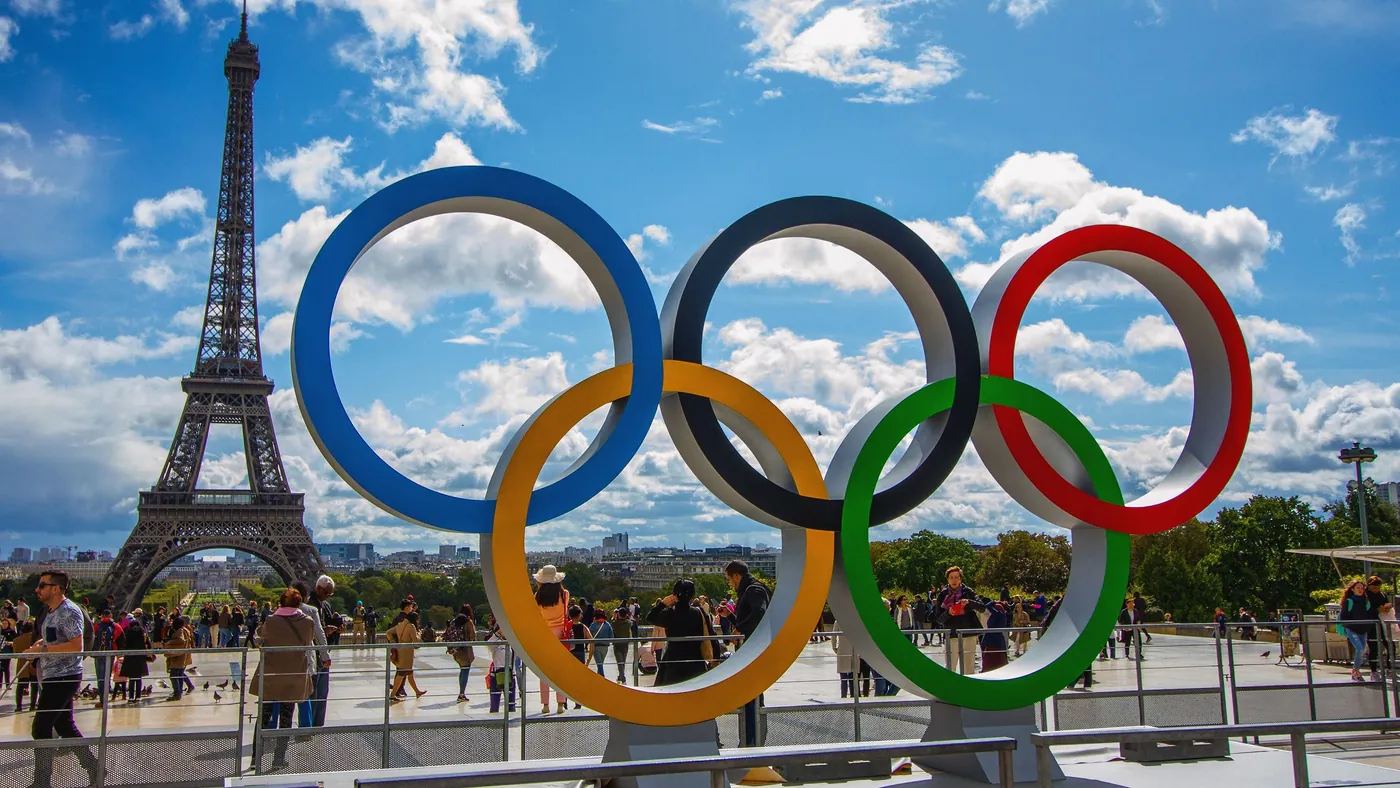 Anneaux olympiques installés devant la tour Eiffel