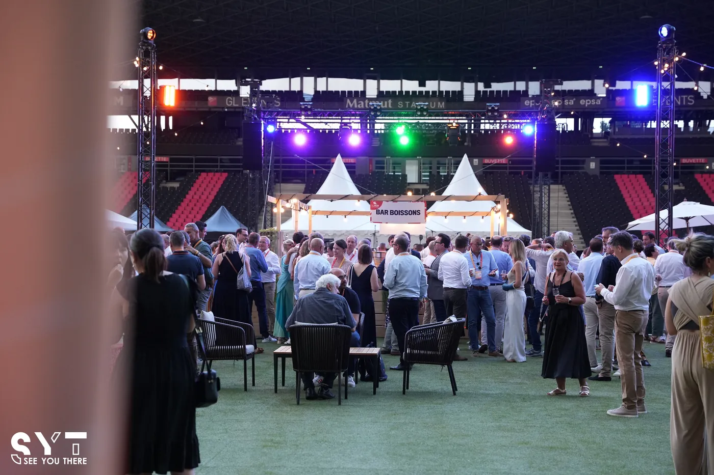 Espace de réception en plein air, structures blanches et scène